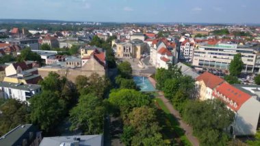 Halle saale, Almanya 'da güneşli bir günde opera binasının önünde fıskiyeler çağlıyor. panorama genel görünüm dronu 