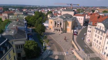 Halle saale, Almanya 'da güneşli bir günde kültür merkezi opera binasının önünde fıskiyeler çağlıyor. panorama eğimli drone 