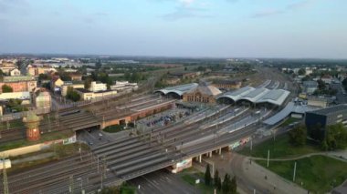 Şehir merkezine ve banliyöye giden rayları birleştiren modern bir tren istasyonunun havadan görüntüsü. uçuş üstü insansız hava aracı 