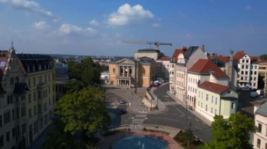 Halle saale, Almanya 'da güneşli bir günde opera binasının önünde fıskiyeler çağlıyor. Ters İHA uçuşu 