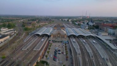 Şehir merkezine ve banliyöye giden rayları birleştiren modern bir tren istasyonunun havadan görüntüsü. uçuş üstü insansız hava aracı 