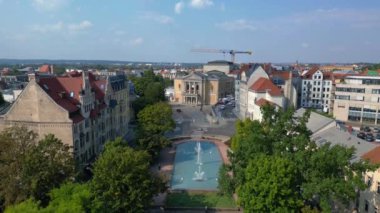 Halle saale, Almanya 'da güneşli bir günde opera binasının önünde fıskiyeler çağlıyor. İHA yükseliyor 
