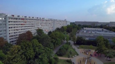 Drone, Almanya 'nın Halle Neustadt bölgesinin plattenbau mimarisi ile bilinen en büyük GDR evini gösteriyor. Ters İHA uçuşu 