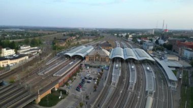 Şehir merkezine ve banliyöye giden rayları birleştiren modern bir tren istasyonunun havadan görüntüsü. İHA 'yı çek 