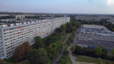 Drone, Almanya 'nın Halle Neustadt bölgesinin plattenbau mimarisi ile bilinen en büyük GDR evini gösteriyor. İHA alçalıyor 