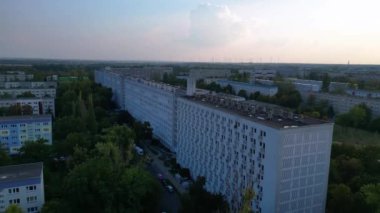 Drone, Almanya 'nın Halle Neustadt bölgesinin plattenbau mimarisi ile bilinen en büyük GDR evini gösteriyor. Yukarıdan insansız hava aracı görüntüleri 