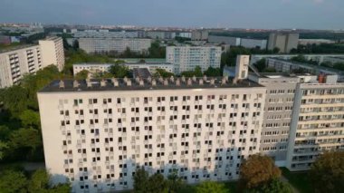 Drone, Almanya 'nın Halle Neustadt bölgesinin plattenbau mimarisi ile bilinen en büyük GDR evini gösteriyor. Yukarıdan insansız hava aracı görüntüleri 