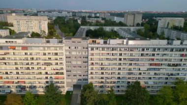 Drone, Almanya 'nın Halle Neustadt bölgesinin plattenbau mimarisi ile bilinen en büyük GDR evini gösteriyor. Dolly sol İHA 