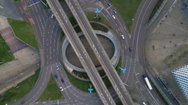 Bulutlu bir yaz gününde, Halle Saale Almanya üzerinden geçen bir otoyol kavşağının havadan görünüşü. İHA kamerası hız rampasını gösteriyor. Hiper hareket süresi doluyor. 