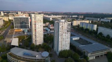 Almanya 'da Halle Neustadt' ın hava manzarası, günbatımında tipik plattenbau binalarını gösteriyor. hız rampası hiper hareket zaman aşımı 