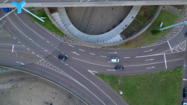 Bulutlu bir yaz gününde, Halle Saale Almanya üzerinden geçen bir otoyol kavşağının havadan görünüşü. Yukarıdan insansız hava aracı görüntüleri 