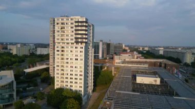 Almanya 'da Halle Neustadt' ın hava manzarası, günbatımında tipik plattenbau binalarını gösteriyor. Yukarıdan insansız hava aracı görüntüleri 