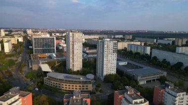 Almanya 'da Halle Neustadt' ın hava manzarası, günbatımında tipik plattenbau binalarını gösteriyor. İHA 'yı çek 