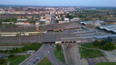 Bulutlu bir yaz gününde, Halle Saale Almanya üzerinden geçen bir otoyol kavşağının havadan görünüşü. panorama genel görünüm dronu 