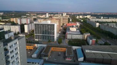 Almanya 'da Halle Neustadt' ın hava manzarası, günbatımında tipik plattenbau binalarını gösteriyor. uçuş üstü insansız hava aracı 