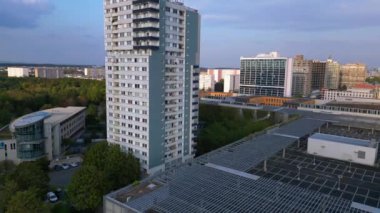 Almanya 'da Halle Neustadt' ın hava manzarası, günbatımında tipik plattenbau binalarını gösteriyor. geniş yörünge görünümü dronu 