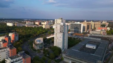 Almanya 'da Halle Neustadt' ın hava manzarası, günbatımında tipik plattenbau binalarını gösteriyor. Yukarıdan insansız hava aracı görüntüleri 