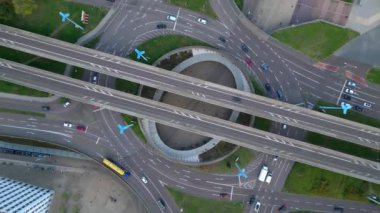 Bulutlu bir yaz gününde, Halle Saale Almanya üzerinden geçen bir otoyol kavşağının havadan görünüşü. Yukarıdan aşağıya doğru uçur 