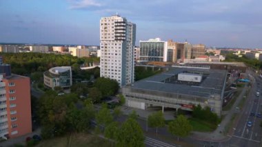 Almanya 'da Halle Neustadt' ın hava manzarası, günbatımında tipik plattenbau binalarını gösteriyor. İticileri ileri çalıştır 