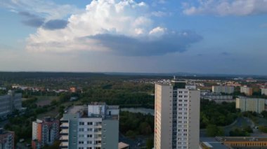 Almanya 'da Halle Neustadt' ın hava manzarası, günbatımında tipik plattenbau binalarını gösteriyor. İHA alçalıyor 