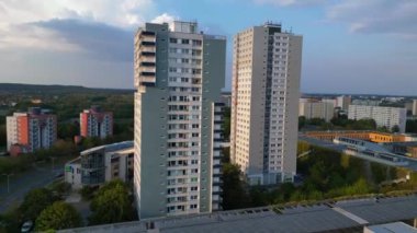 Almanya 'da Halle Neustadt' ın hava manzarası, günbatımında tipik plattenbau binalarını gösteriyor. panorama yörünge dronu 