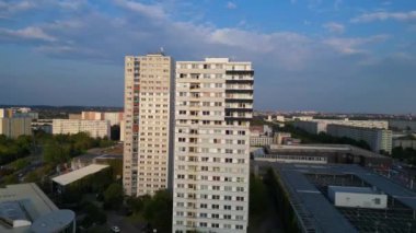 Almanya 'da Halle Neustadt' ın hava manzarası, günbatımında tipik plattenbau binalarını gösteriyor. Ters İHA uçuşu 