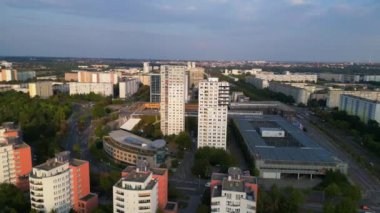 Almanya 'da Halle Neustadt' ın hava manzarası, günbatımında tipik plattenbau binalarını gösteriyor. geniş yörünge görünümü dronu 