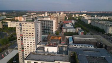 Almanya 'da Halle Neustadt' ın hava manzarası, günbatımında tipik plattenbau binalarını gösteriyor. uçuş üstü insansız hava aracı 