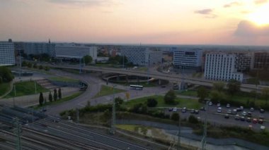 Bulutlu bir yaz gününde, Halle Saale Almanya üzerinden geçen bir otoyol kavşağının havadan görünüşü. panorama genel görünüm dronu 