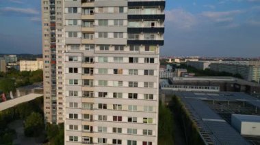 Almanya 'da Halle Neustadt' ın hava manzarası, günbatımında tipik plattenbau binalarını gösteriyor. İHA 'yı kaldırın. 