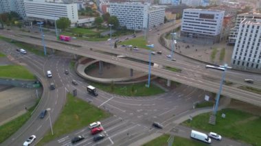 Bulutlu bir yaz gününde, Halle Saale Almanya üzerinden geçen bir otoyol kavşağının havadan görünüşü. Yukarıdan insansız hava aracı görüntüleri 