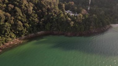 Turistler, Malezya 'daki yemyeşil tropikal ormanlarla kumlu kafatası sahillerinde dinleniyorlar. hız rampası hiper hareket zaman aşımı 