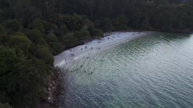 Turistler, Malezya 'daki yemyeşil tropikal ormanlarla kumlu kafatası sahillerinde dinleniyorlar. hız rampası hiper hareket zaman aşımı 