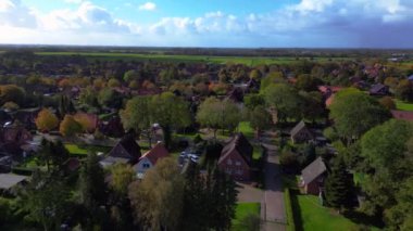 Almanya 'da bulutlu bir günde otlayan koyunlu bir hendeğin havadan görünüşü. panorama yörünge dronu 