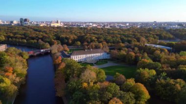 Tiergarten Park, Berlin, Almanya 'da canlı sonbahar yeşillikleri arasında yer alan Schloss Bellevue Sarayı' nın havadan görünüşü. panorama genel görünüm dronu 