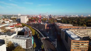 Berlin 'de bir köprüyü geçen trenin manzarası. Etrafı canlı sonbahar yapraklarıyla çevrili. hız rampası hiper hareket zaman aşımı 