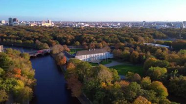 Tiergarten Park, Berlin, Almanya 'da canlı sonbahar yeşillikleri arasında yer alan Schloss Bellevue Sarayı' nın havadan görünüşü. hız rampası hiper hareket zaman aşımı 