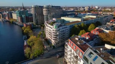 Berlin, Almanya 'da güneşli bir günde binalar ve sonbahar ağaçlarıyla çevrili bir arazinin havadan görünüşü. hız rampası hiper hareket zaman aşımı 