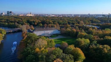 Tiergarten Park, Berlin, Almanya 'da canlı sonbahar yeşillikleri arasında yer alan Schloss Bellevue Sarayı' nın havadan görünüşü. hız rampası hiper hareket zaman aşımı 