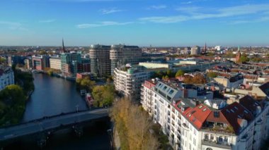Berlin, Almanya 'da güneşli bir günde binalar ve sonbahar ağaçlarıyla çevrili bir arazinin havadan görünüşü. Ters İHA uçuşu 