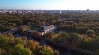 Tiergarten Park, Berlin, Almanya 'da canlı sonbahar yeşillikleri arasında yer alan Schloss Bellevue Sarayı' nın havadan görünüşü. Yukarıdan aşağıya doğru uçur 