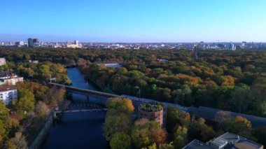 Tiergarten Park, Berlin, Almanya 'da canlı sonbahar yeşillikleri arasında yer alan Schloss Bellevue Sarayı' nın havadan görünüşü. İHA 'yı çek 