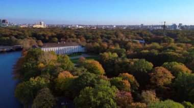 Tiergarten Park, Berlin, Almanya 'da canlı sonbahar yeşillikleri arasında yer alan Schloss Bellevue Sarayı' nın havadan görünüşü. Ters İHA uçuşu 