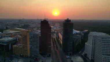 Berlin potsdamer platz gökyüzü altın saat günbatımında trafik yollarda akarken. hız rampası hiper hareket zaman aşımı 