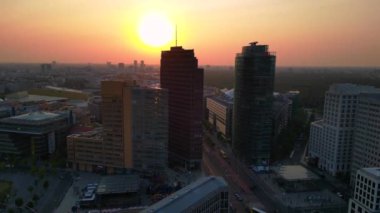 Berlin potsdamer platz gökyüzü altın saat günbatımında trafik yollarda akarken. hız rampası hiper hareket zaman aşımı 