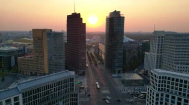 Berlin potsdamer platz gökyüzü altın saat günbatımında trafik yollarda akarken. panorama genel görünüm dronu 