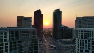 Berlin potsdamer platz gökyüzü altın saat günbatımında trafik yollarda akarken. İHA 'yı eğ 