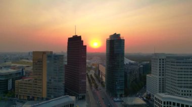 Berlin potsdamer platz gökyüzü altın saat günbatımında trafik yollarda akarken. Yukarıdan insansız hava aracı görüntüleri 