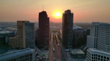 Berlin potsdamer platz gökyüzü altın saat günbatımında trafik yollarda akarken. İHA yükseliyor 