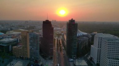 Berlin potsdamer platz gökyüzü altın saat günbatımında trafik yollarda akarken. panorama genel görünüm dronu 